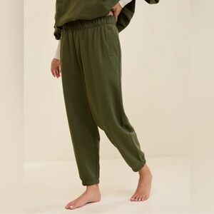 Aerie Jet Setter Jogger - Green NWT